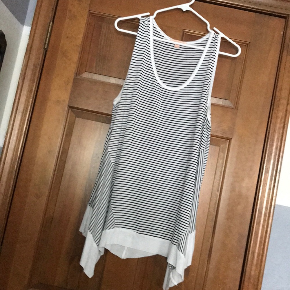 Size L black and white tank